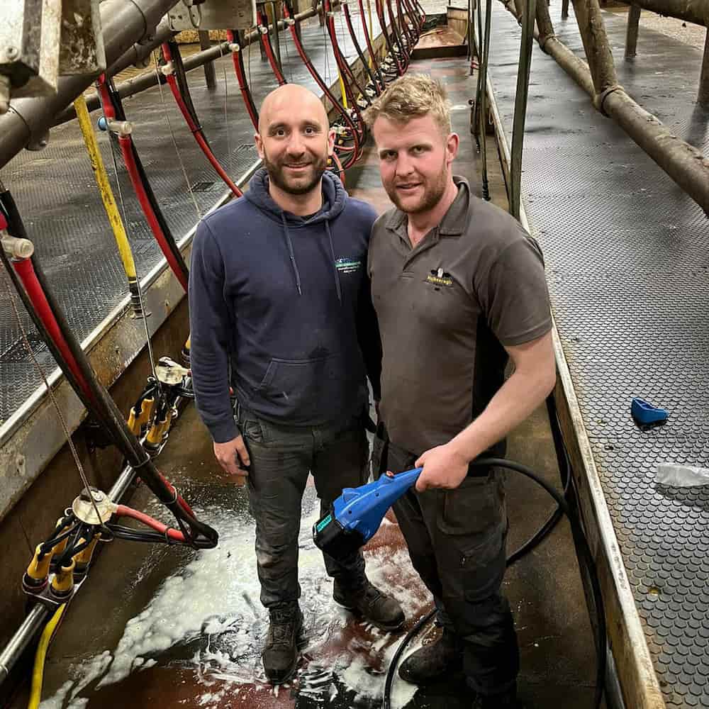 SANICLEANSE AIR TEAT SCRUBBER SYSTEM